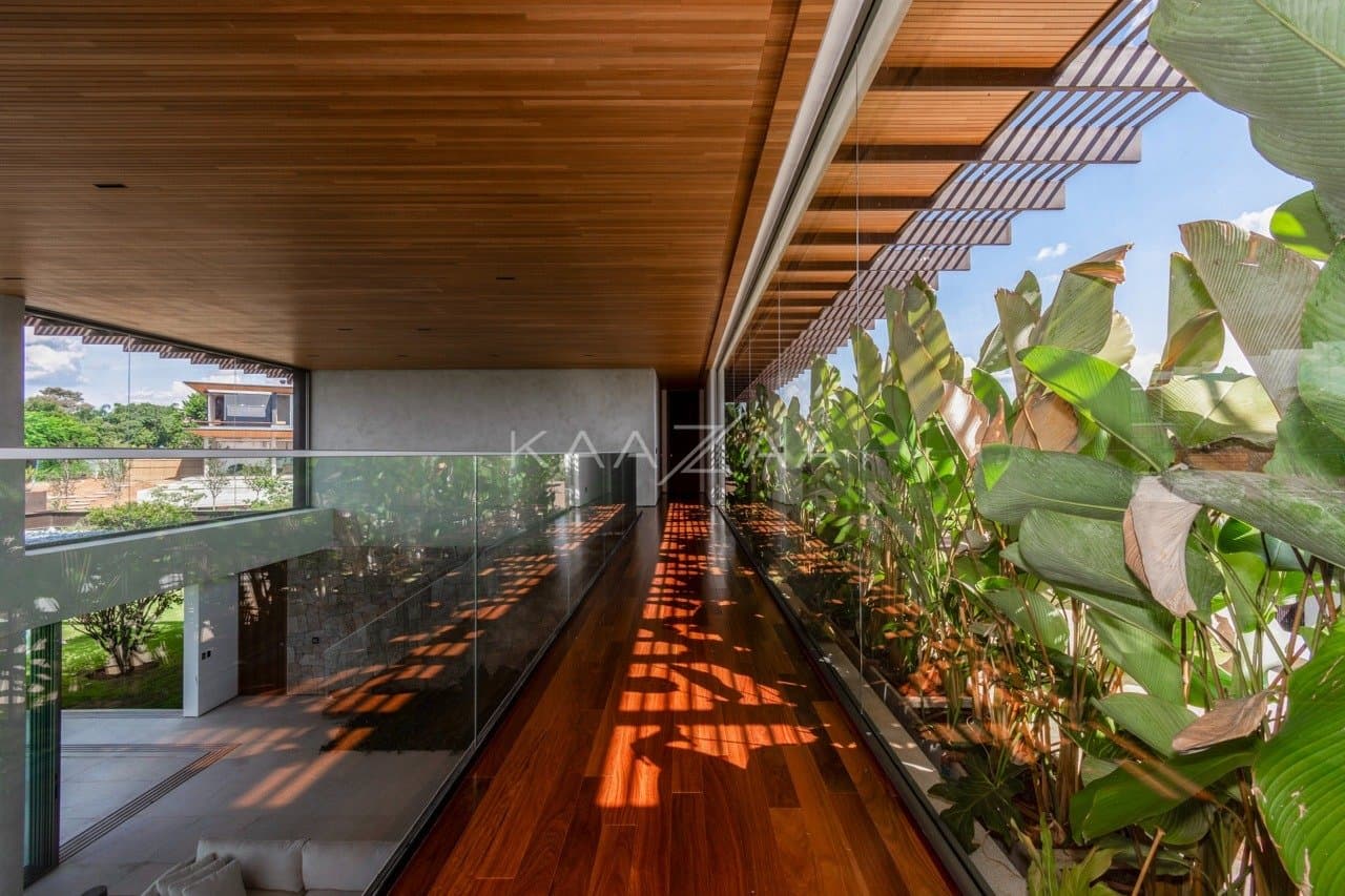 Casa contemporânea feita para interagir com a natureza ao redor. Projeto na Quinta da Baroneza. - Foto 35