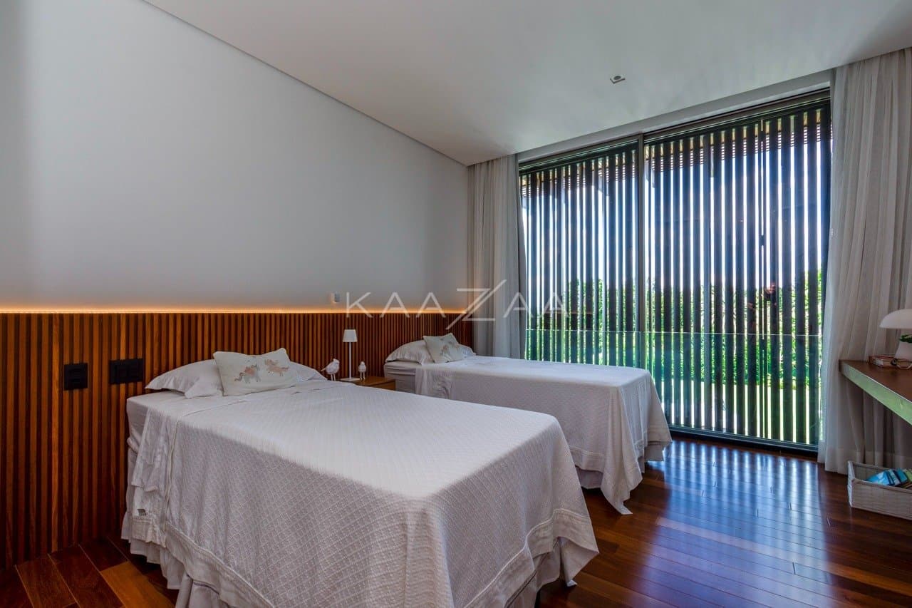 Casa contemporânea feita para interagir com a natureza ao redor. Projeto na Quinta da Baroneza. - Foto 38