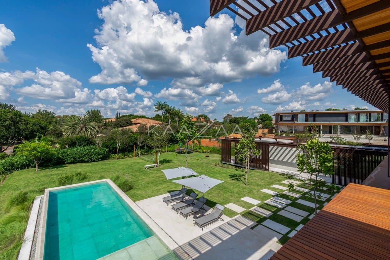 Casa contemporânea feita para interagir com a natureza ao redor. Projeto na Quinta da Baroneza. - Foto 41