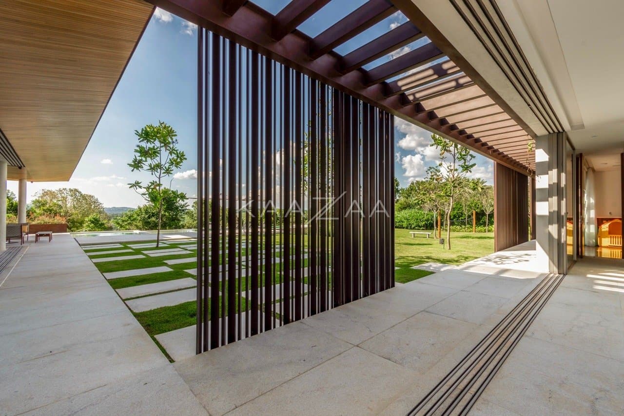 Casa contemporânea feita para interagir com a natureza ao redor. Projeto na Quinta da Baroneza. - Foto 50
