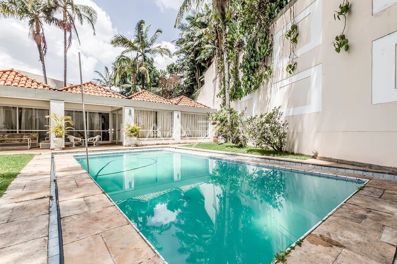 Jardim ensolarado, varanda gostosa e living espaçoso. Casa na Cidade Jardim. - Foto 2