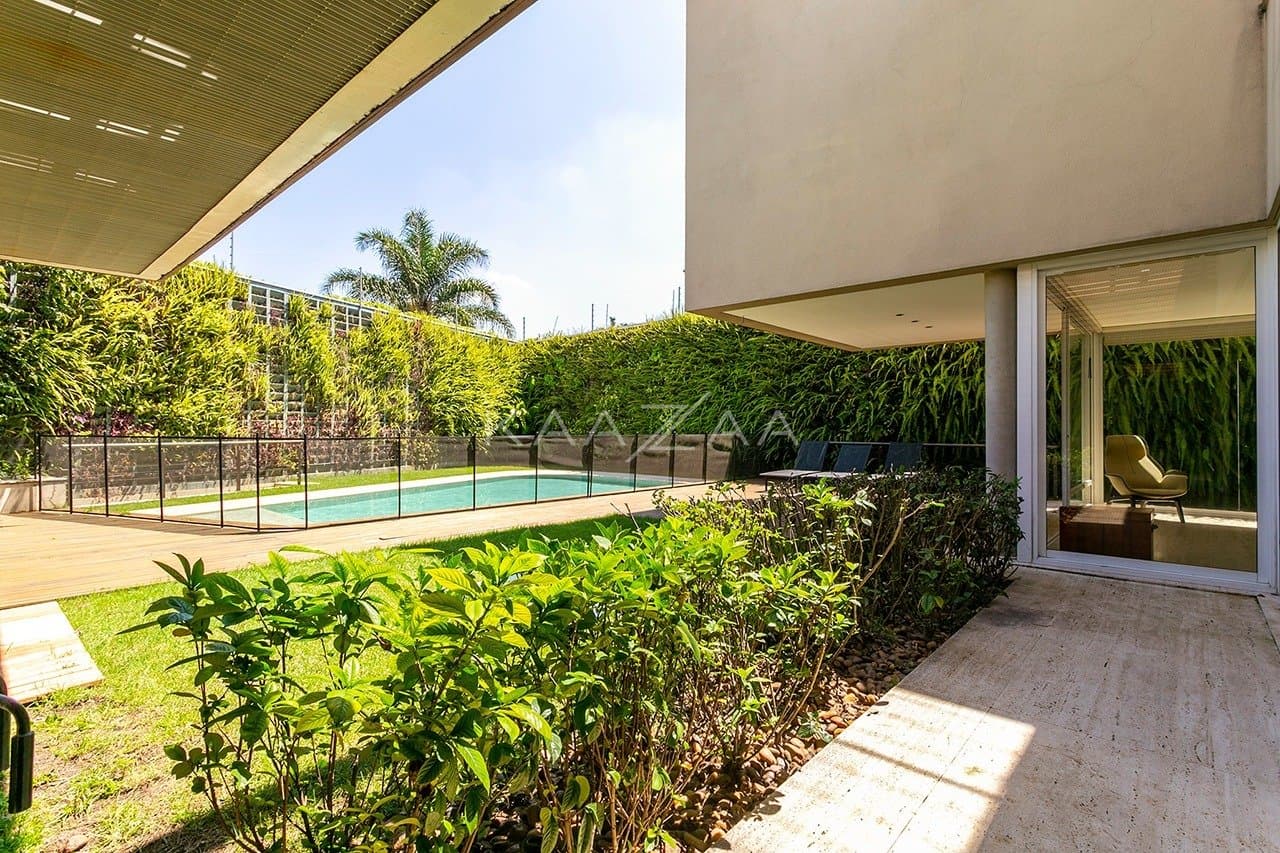 Casa com clima incrível, ótimo espaço de lazer e jardim ensolarado, no bairro Boaçava. - Foto 3