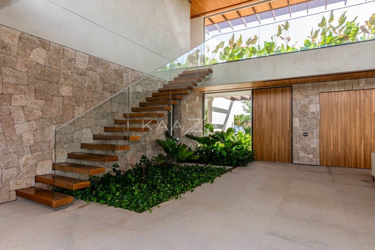 Casa contemporânea feita para interagir com a natureza ao redor. Projeto na Quinta da Baroneza. - Foto 32