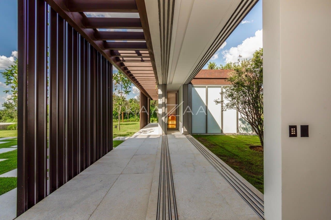 Casa contemporânea feita para interagir com a natureza ao redor. Projeto na Quinta da Baroneza. - Foto 51