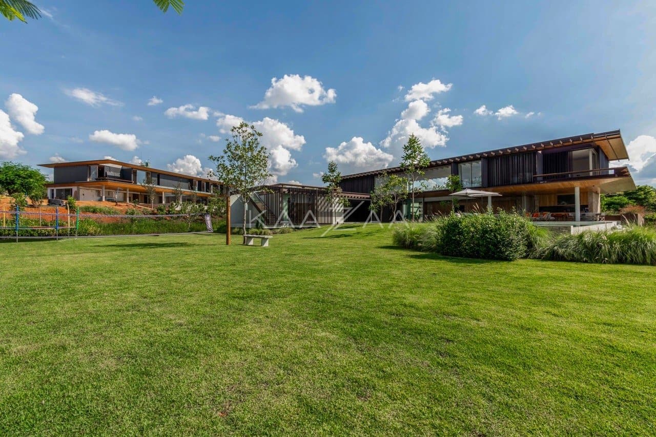 Casa contemporânea feita para interagir com a natureza ao redor. Projeto na Quinta da Baroneza. - Foto 10