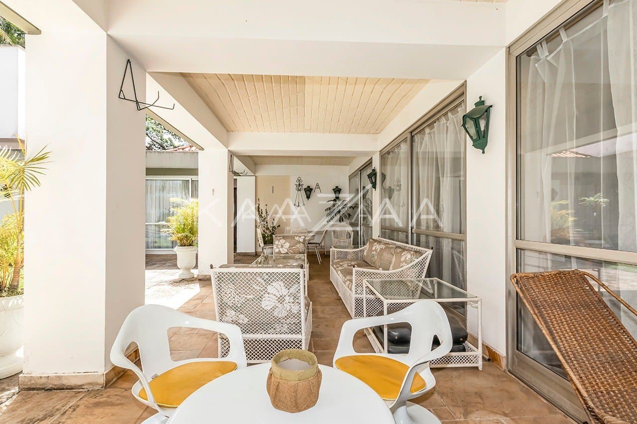 Jardim ensolarado, varanda gostosa e living espaçoso. Casa na Cidade Jardim. - Foto 6