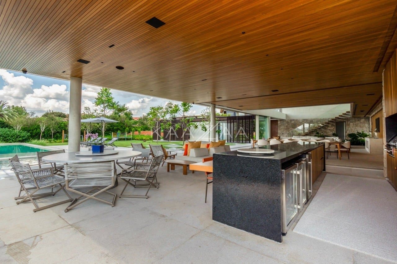 Casa contemporânea feita para interagir com a natureza ao redor. Projeto na Quinta da Baroneza. - Foto 17