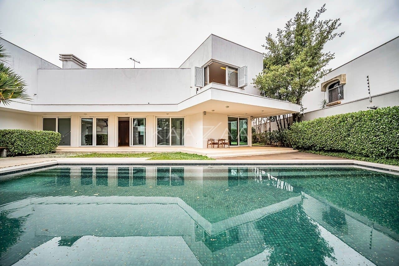 Que tal viver rodeado de muito verde em plena cidade grande? Esta casa no Jardim Lusitânia pode te proporcionar isso. - Foto 2