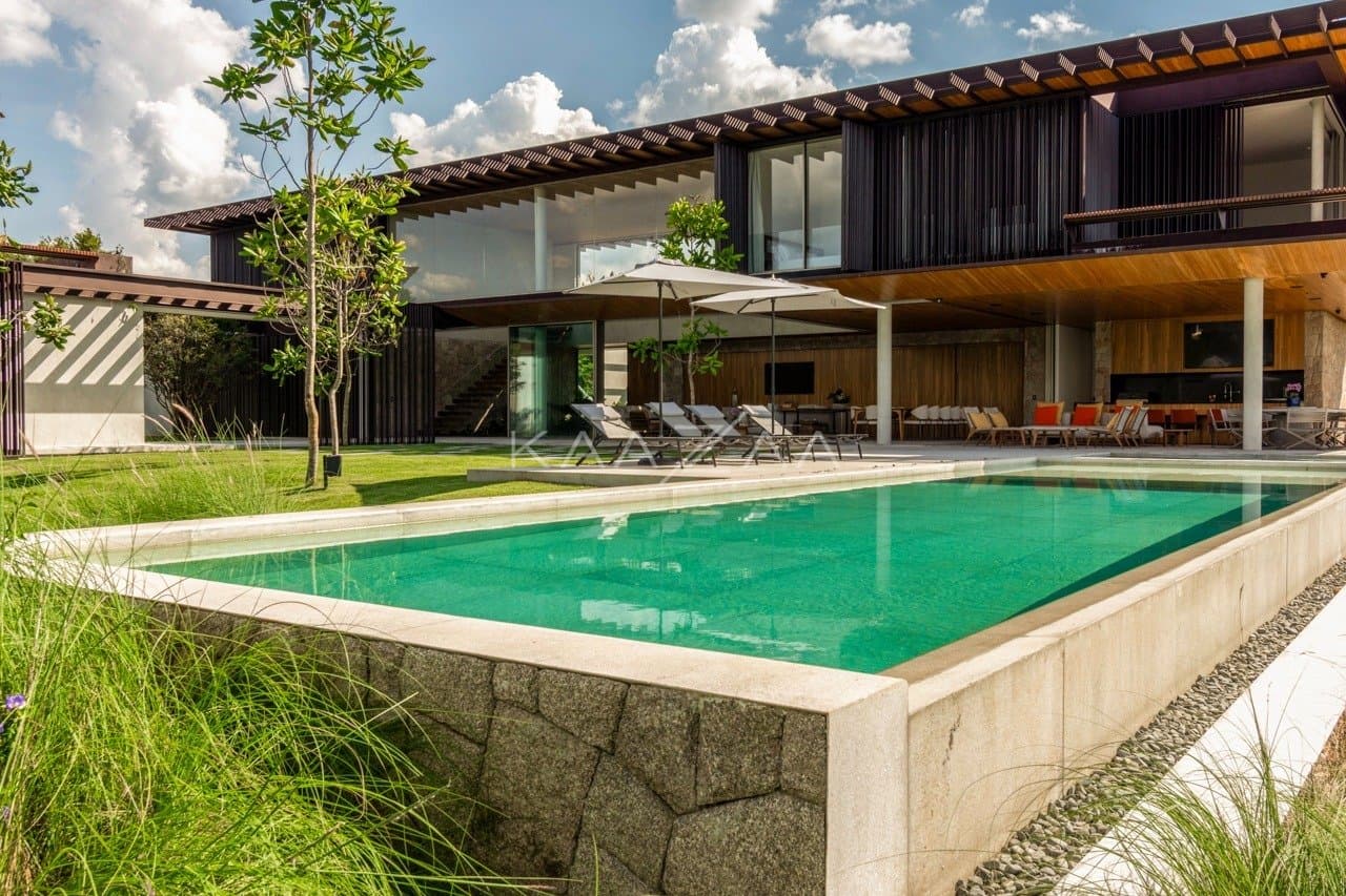 Casa contemporânea feita para interagir com a natureza ao redor. Projeto na Quinta da Baroneza. - Foto 3